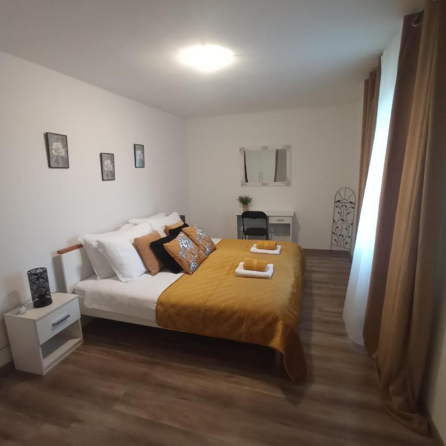 The Golden Well Apartment Rovinj Exterior photo