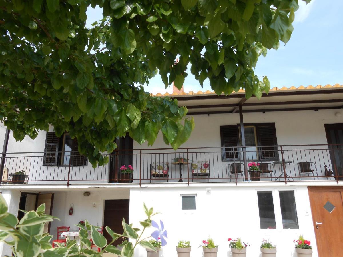 The Golden Well Apartment Rovinj Exterior photo